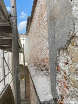 Pričela se je sanacija zidu na Glavnem trgu (4)